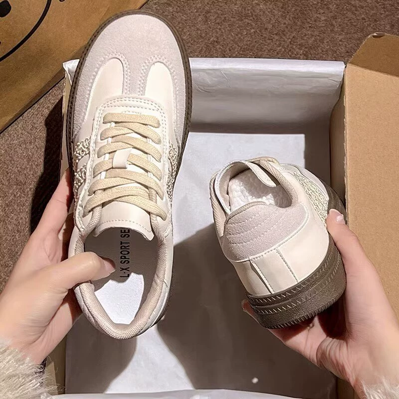 Плоская подошва увеличена в женской доске 2024 новая толстая подошва серебряная немецкая тренировка обувь дикая нишкая повседневная обувь женская