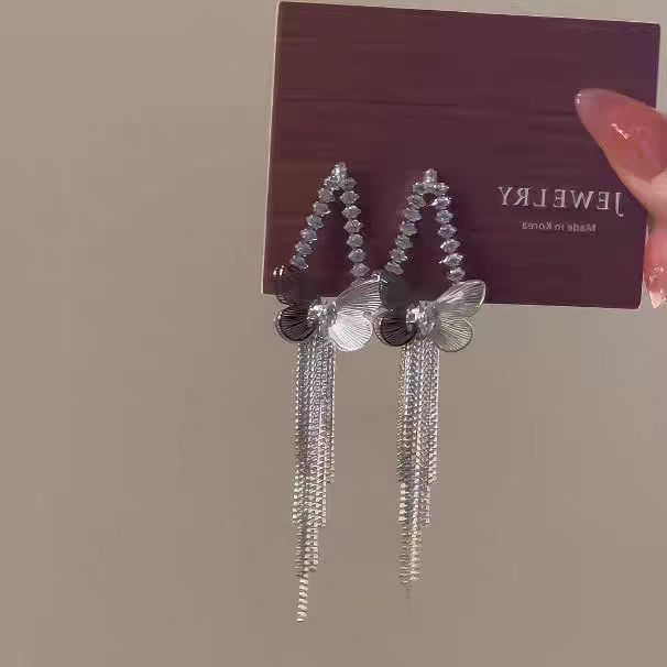 フランス式の清冷感の銀色の金属のイヤリングの真珠のドリルのフリンジデザイン感の耳飾りのファッションの高い顔の値の女性の耳飾り