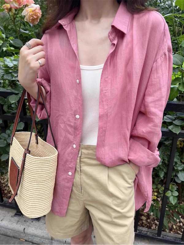 青い綿麻のシャツの女性の夏の薄いタイプの小さいサイズのゆったりしたシャツの外はカーディガンの中の長いコートの上着を掛けます。|undefined