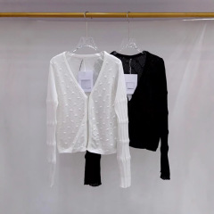 南油のメリヤスの婦人服の純欲風の大きいvネックのラッパの袖の透かし彫りのカーディガンの長袖 {代発} 上着の女性
