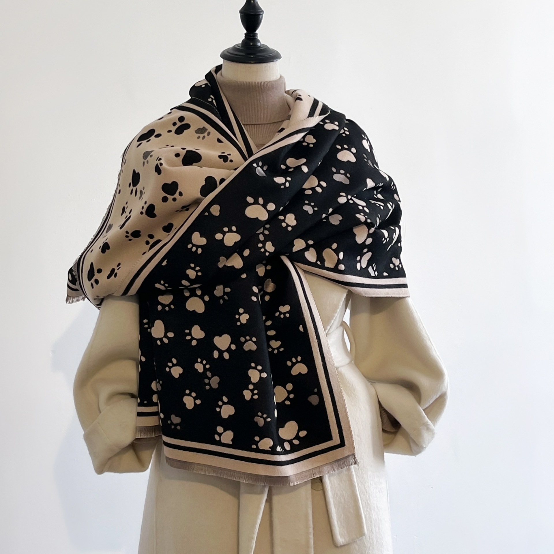 Otoño y invierno lindos perros huellas de huellas de huellas