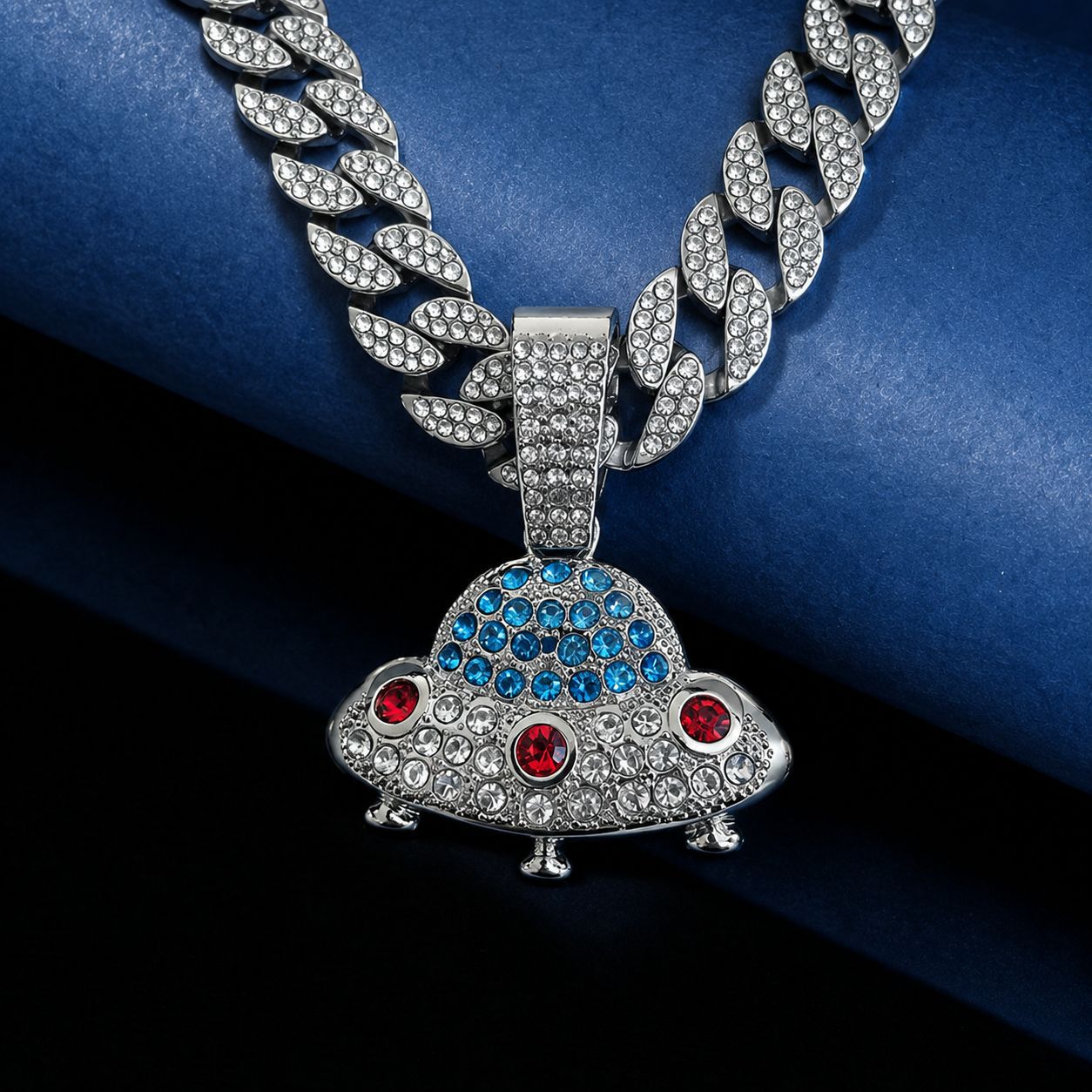 Un disco volador de diamantes OVNI en forma de colgante de cadena cubana explorador cosmológico símbolo de hip-hop calles europeas y americanas hombres y mujeres
