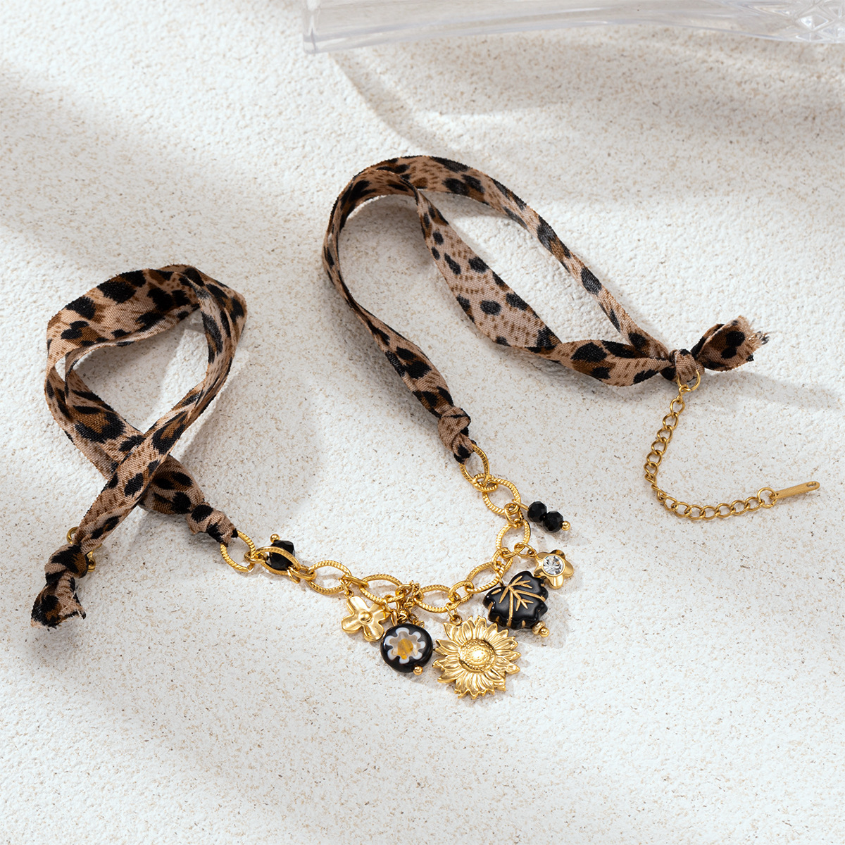 Collar de colgante de acero inoxidable de lujo ligero y nicho, collar de bufandas de seda estriadas de alta calidad para mujeres