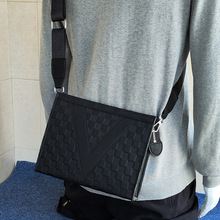 压花单肩包格子斜挎包男包硬皮质10寸男士手拿包2023新款大容量女