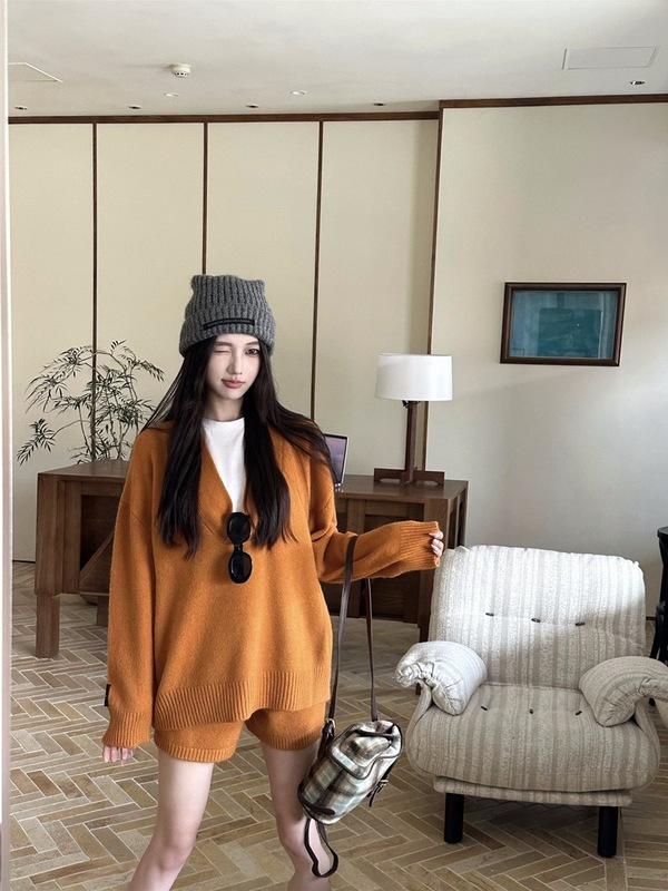 松驰感大V领慵懒宽松长袖针织毛衣短裤女2025秋季新款时尚套装ins|undefined