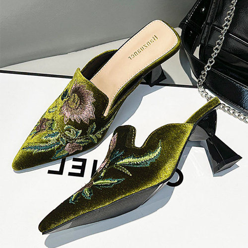 New Chinese-style embroidered headband sandals for women, 2025 summer new style, fashionable pointed-toe stiletto heel mules with a half-sandal design.