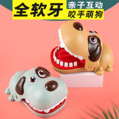 子供のおもちゃは指を噛んで大きな口を噛んで手を噛んで萌えます。