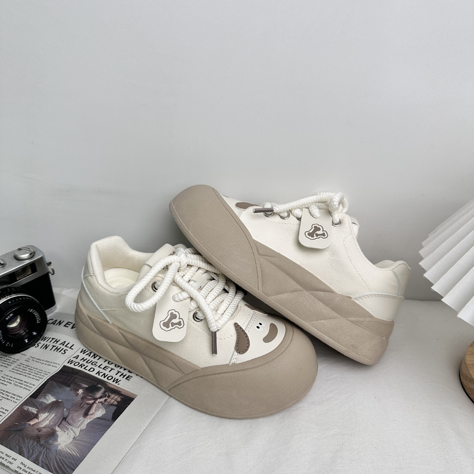 Yuanbo 2025 primavera zapatos de cabeza grande con suela gruesa para estudiantes de skate de altura universal zapatos de pan casuales coreanos