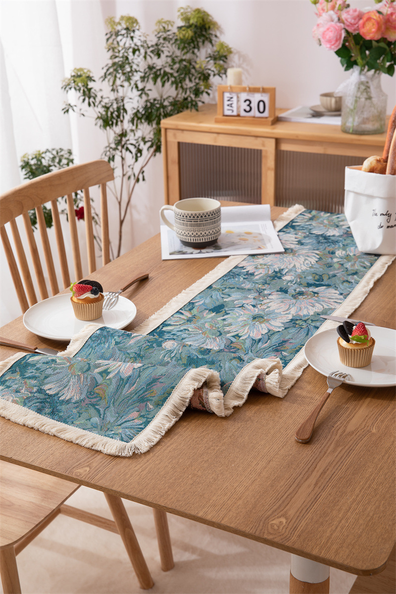 Chemin de table jacquard avec motif marguerites et pompons déco_voghion.com