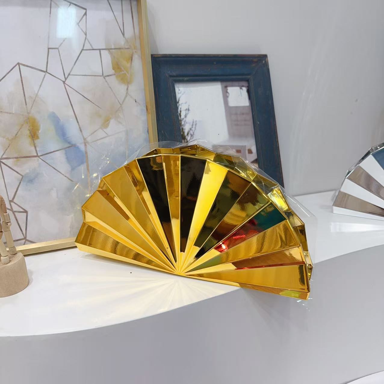 Bolsa de cena de lujo ligera de dama transfronteriza moda cadena de perlas ventilador de paleta de mano en forma de ventilador acrílico bolsa de cena