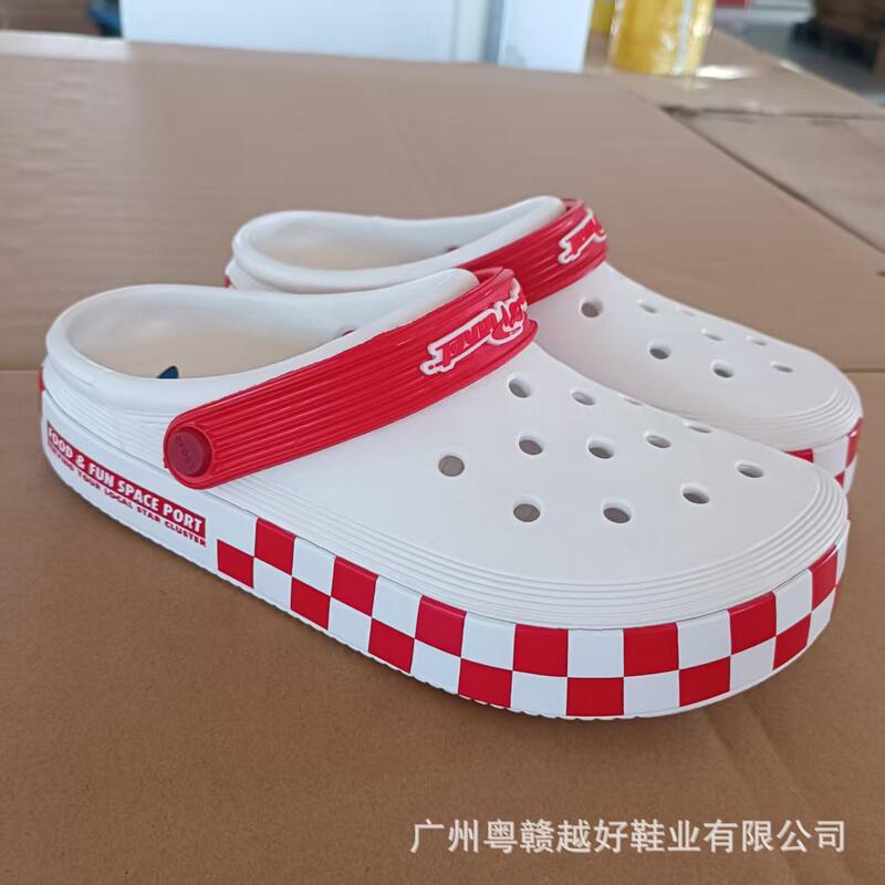 2025 New Flat Clogs Cross Three-Eye Boy Caroban Beiya Pizza Planet Beach Shoes 209816 2025 New Flat Clogs Cross Three-Eye Boy Caroban Beiya Pizza Planet Beach Shoes 209816