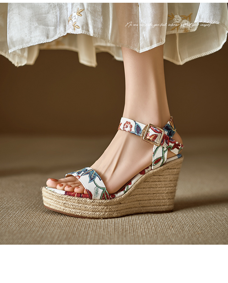 Sandal cao gót nữ hở mũi phong cách Bohemian, đế xuồng đan rơm, quai ngang khóa cài, họa tiết hoa — Xanh trắng, màu hồng nhạt chi tiết 3