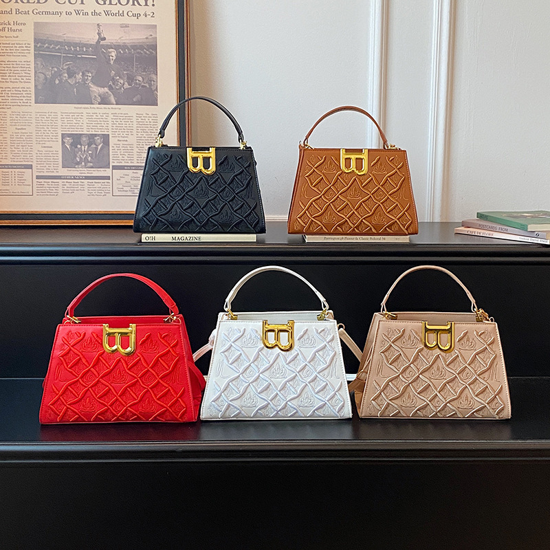 2026 Spring and Autumn Quilted Small Square Bag for Women, New Versatile and Aesthetic Crossbody Bag, Niche High-End Shoulder and Handbag 2026 Spring and Autumn Quilted Small Square Bag for Women, New Versatile and Aesthetic Crossbody Bag, Niche High-End Shoulder and Handbag