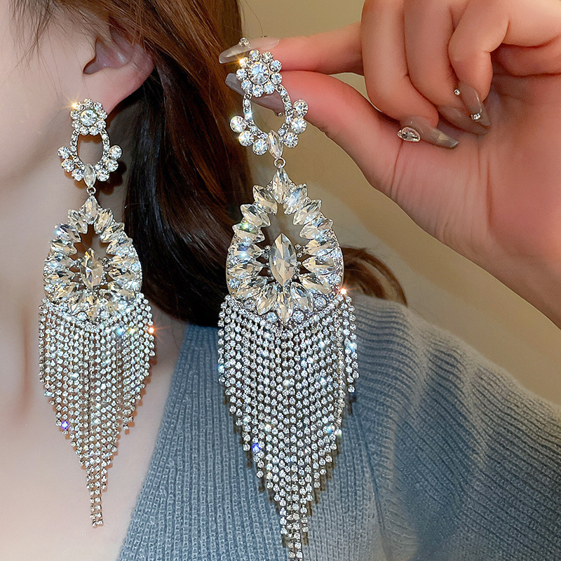 Agujas de plata transfronterizas flores de zircón aretes de bordillo estilo de moda pernos de auriculares lujosos de alto nivel de diseño de auriculares nicho