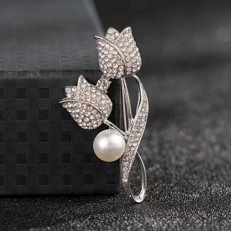 Elegante tulpenbroche met diamant als accessoire voor damespak_voghion.com