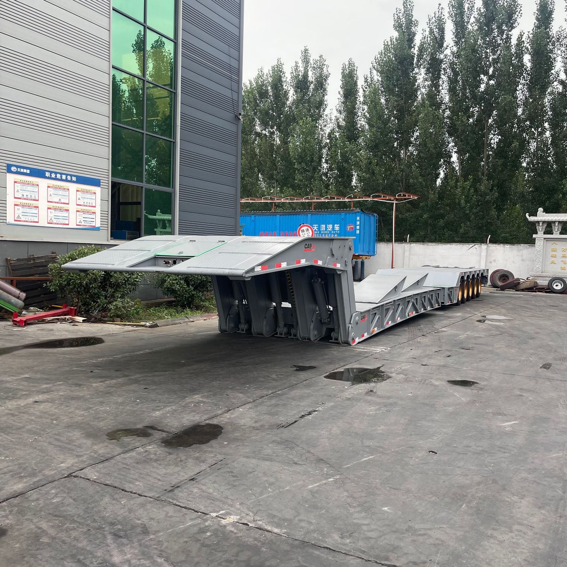 The Factory Supplies and Sells Special Low-Bed Semi-Trailers for Heavy Machinery Transport, Foldable Gooseneck Trailers with Powerful Engines