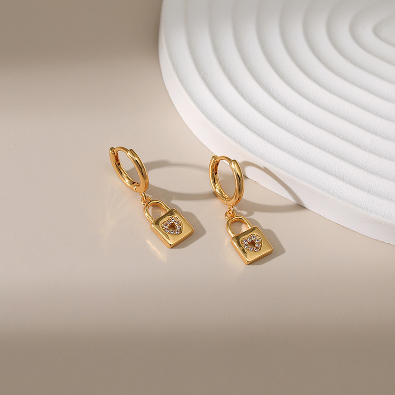 neue 18 Karat Gold eingelegte Zirkonohrringe hohles herzfrmiges Design kleine VerschlusskupferOhrschnallepicture4