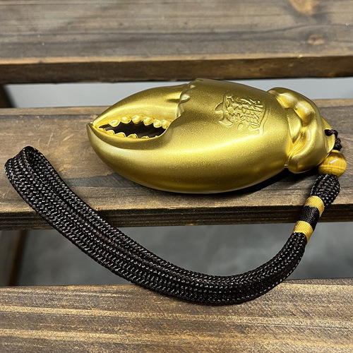 Pure copper has money in the hand, there are pliers in the hand, handles, pendants, ornaments to attract wealth and treasure, brass crab claws, gifts