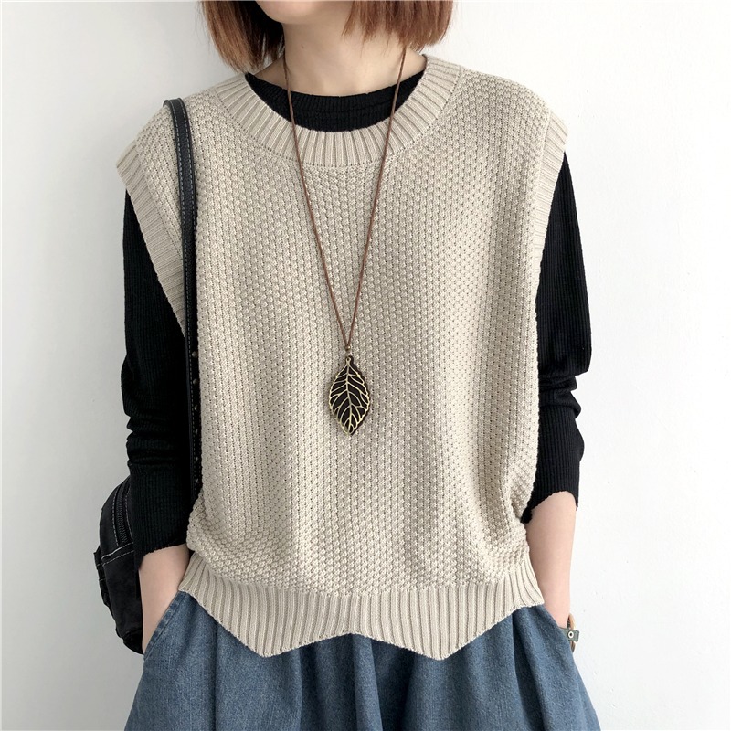 Knitted autumn solid short vest with a round collar