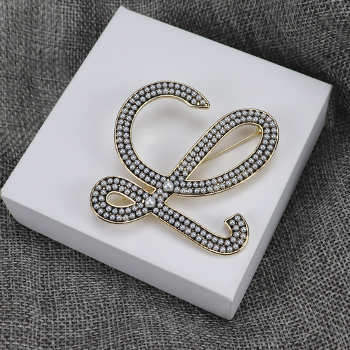 New Letter Pearl Retro Brooch for the Luo Family with Engraving
