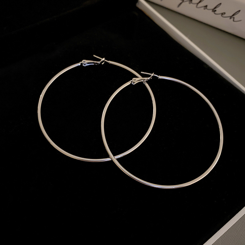 Aguja de plata minimalista redondo liso pendientes nicho estilo frío pendientes elegantes de Cercanías de alta calidad pendientes de moda al por mayor