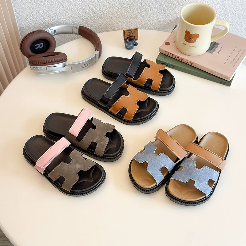 Детские летние сандалии на липучке, легкие, однорядные, 2025 года, мягкая подошва, модные пляжные туфли для мальчиков и девочек.
