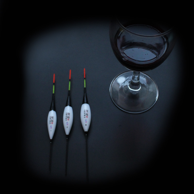 Flotación de luz ultra corta de la noche flotante electrónica de agua poco profunda peces flotantes agujeros de hierba flotantes camarones flotantes de pesca de noche flotantes pies cortos flotantes de cola corta comercio exterior