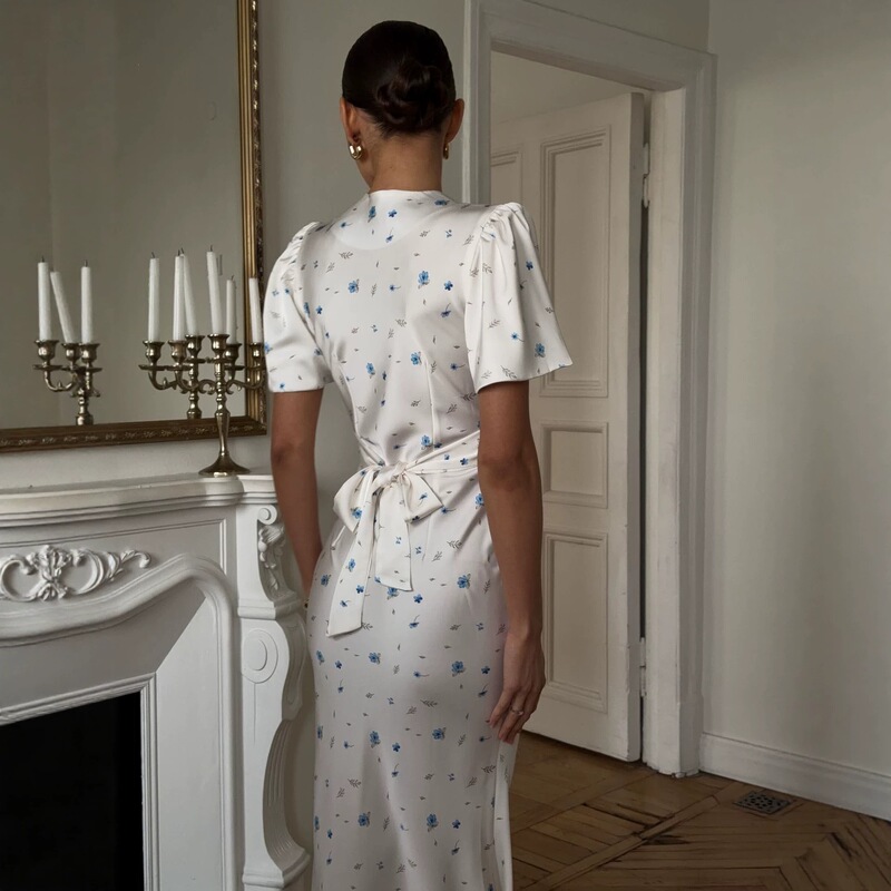 Spring/Summer French Romantic Slim-Fit Floral Long Dress with V-Neck, Puff Sleeves, and Waist-Cinching Design for a Gentle and Elegant Look Spring/Summer French Romantic Slim-Fit Floral Long Dress with V-Neck, Puff Sleeves, and Waist-Cinching Design for a Gentle and Elegant Look