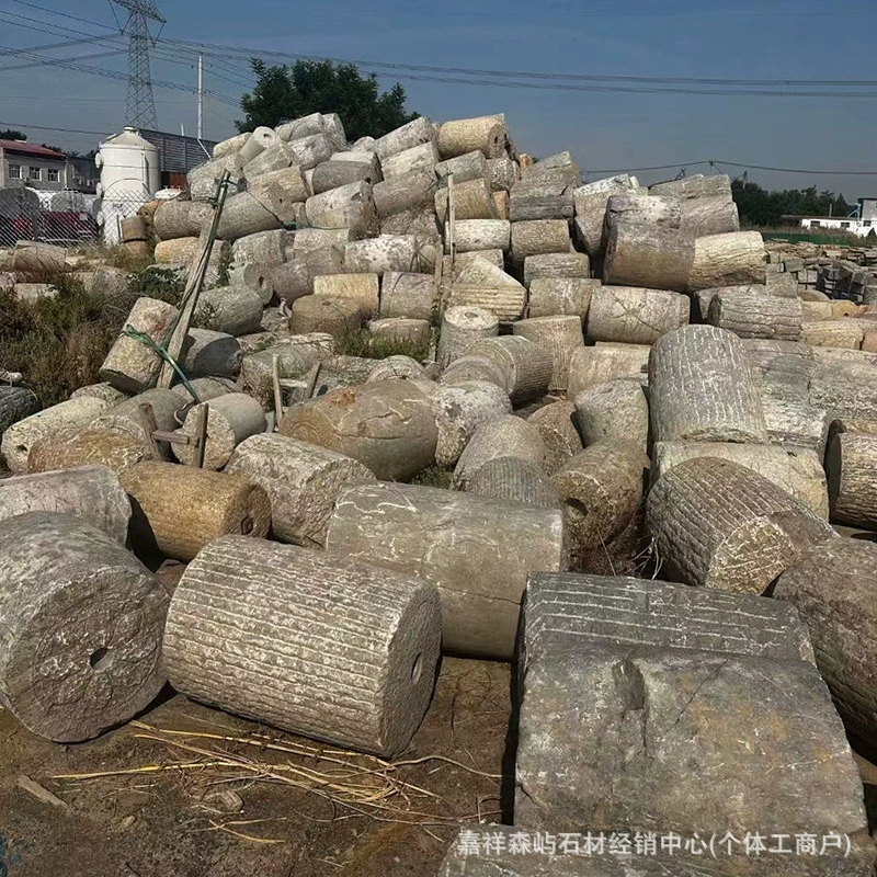 Старые старые каменные мельницы в старинной сельской местности