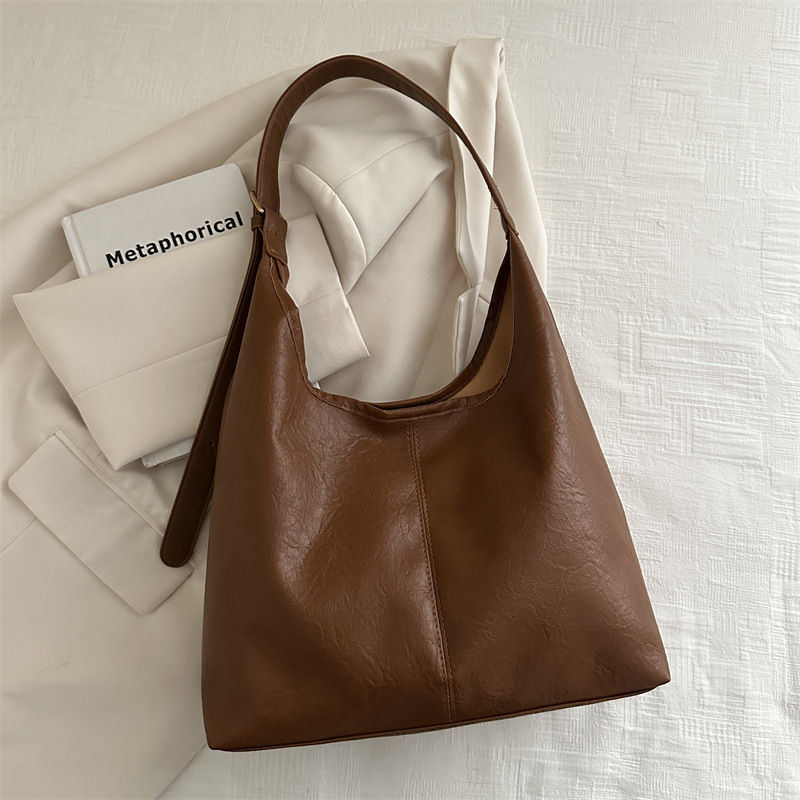 Nuevo estilo coreano de color sólido invierno retro traslado bajo la axila de gran capacidad 2024 moda de un hombro mochila de moda