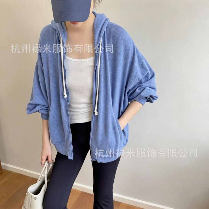 Simple clothing for daily wear, soft and cozy for flying, yoga, sports, and beach vacations. Hoodies available for wholesale