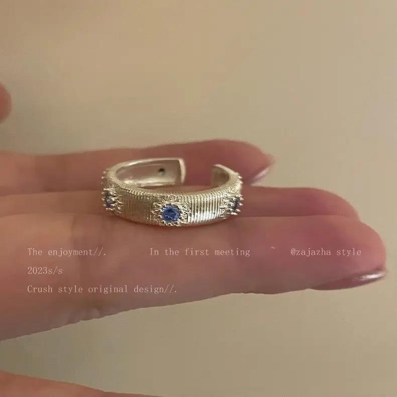 Anello da donna con croce blu oceano e pietra intarsiata spazzolata, design di nicchia, per indice, lusso leggero, anello di alta gamma_voghion.com