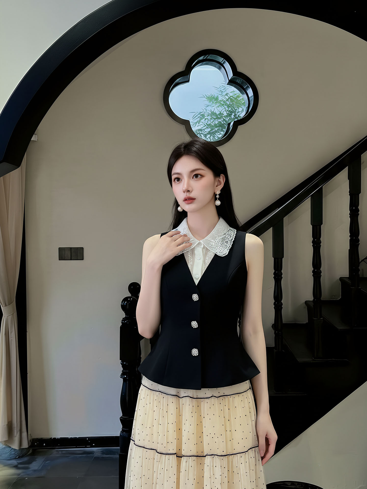 Bộ váy chấm bi gồm áo vest không tay và chân váy midi — Váy trắng nửa gạo, bộ đồ, Áo khoác đen