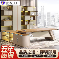 上司の机のデスクが軽くて豪華で高級感があります。