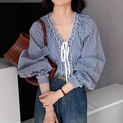 青い格子の泡の袖のシャツの女性の春秋のキクラゲのvネックの短いタイプの子供のシャツのデザイン感の小さい大衆のフランスの上着