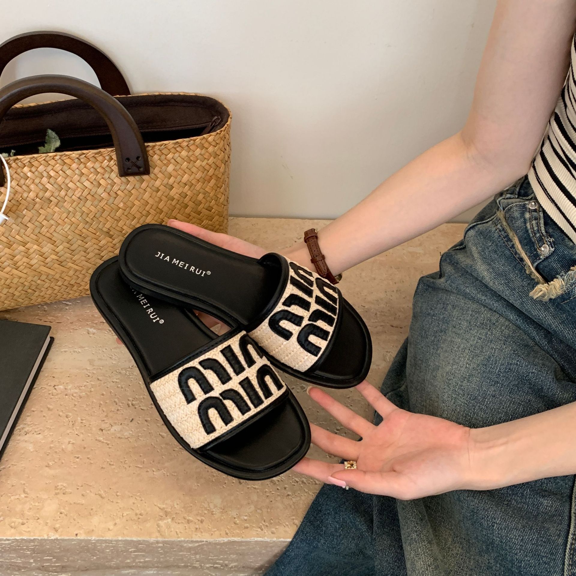 Zapatillas de una palabra con suela plana y red explosiva zapatos femeninos 2026 nuevo verano con sandalias de playa francesas de pequeño arrastre fresco
