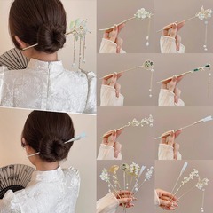 高級感のある馬のスカートはかんざしの頭飾りを飾っています。