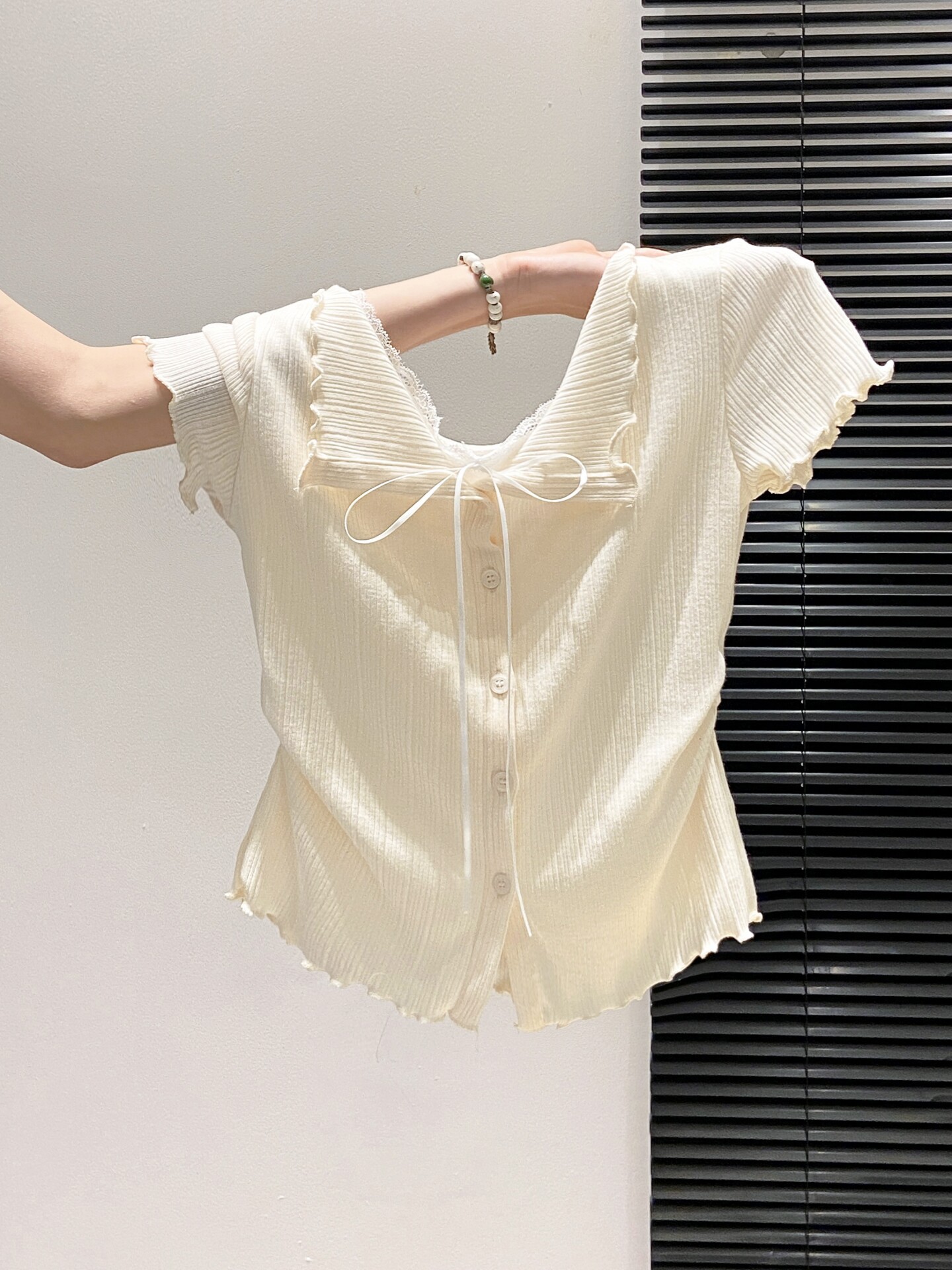 Áo thun nữ tay ngắn cổ tròn phối nơ ren giả hai lớp phong cách Hàn Quốc — màu trắng