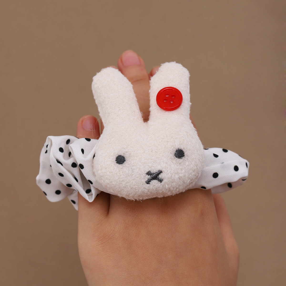 Otoño y invierno nueva corbata rosa de peluche conejo estriado anillo de pelo intestino grueso suave guapo chica viento grasa anillo de pelo al por mayor