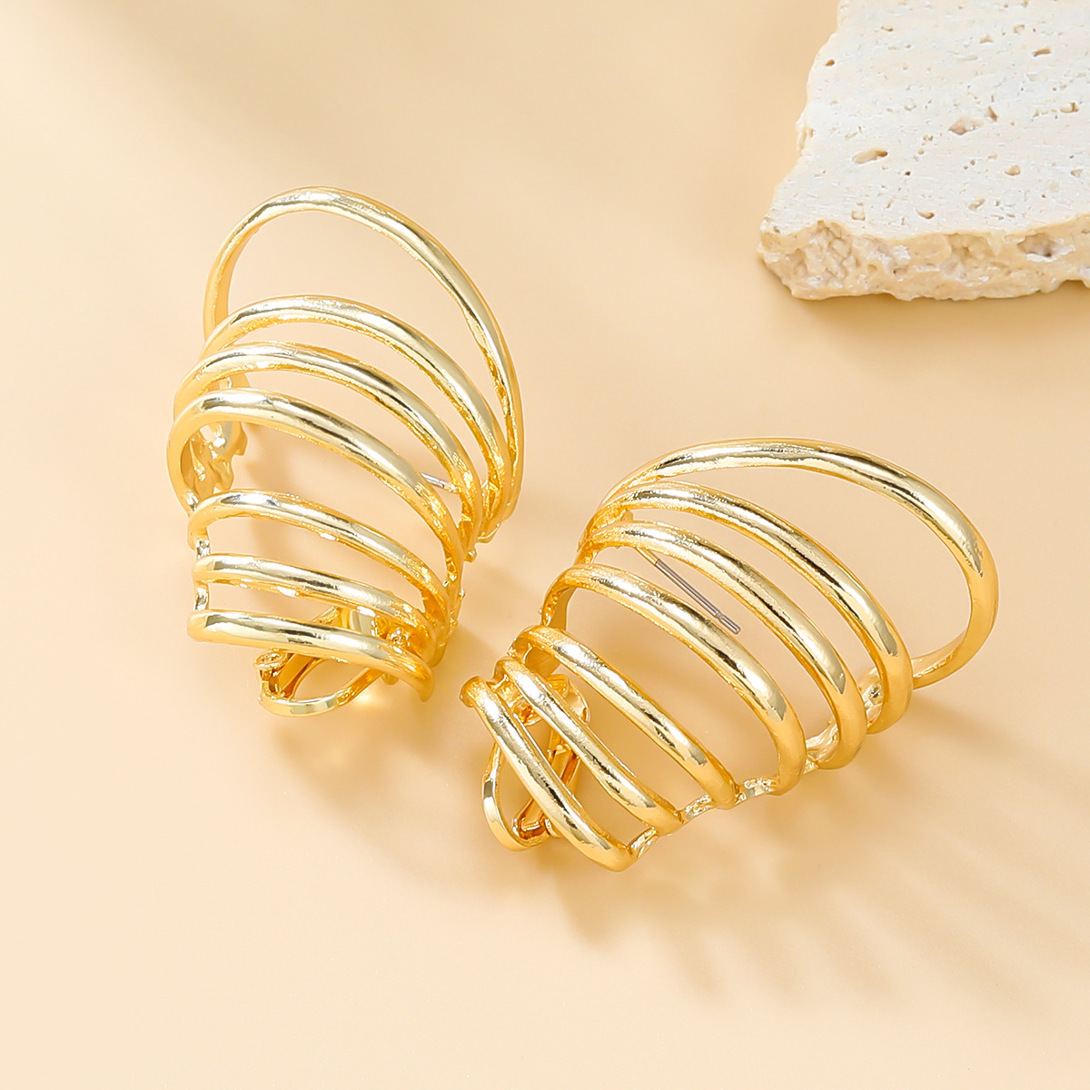 Otoño e invierno nuevos pendientes de aleación exagerados pendientes europeos y americanos de diseño simple de las mujeres multi-capa anillo primavera joyería al por mayor