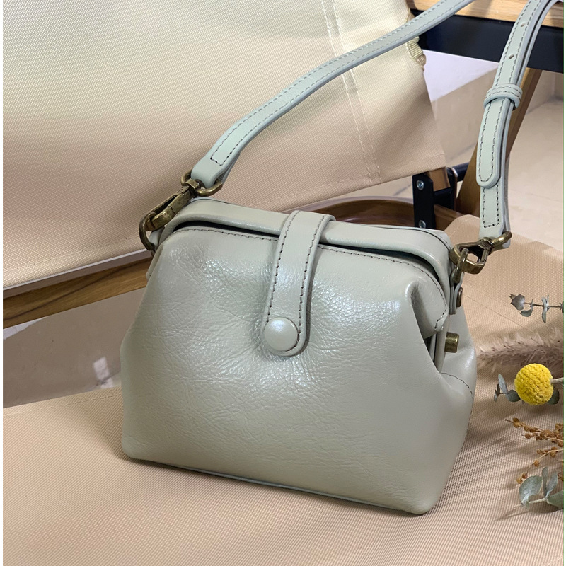 Wholesale New Women's Crossbody Bag Genuine Leather Casual Commuter Doctor Bag Large Capacity Vintage Shoulder Bag Vegetable Tanned Leather - Thumbnail 6