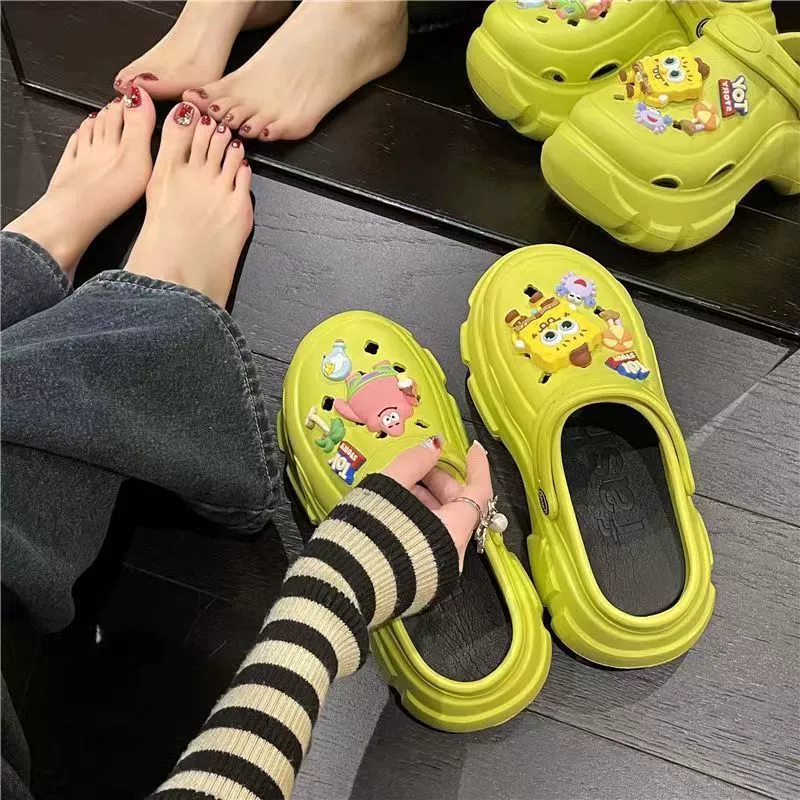 2023 новые милые женские туфли с мультяшными отверстиями, летняя одежда, универсальные Нескользящие тапочки с закрытым носком для девочек, толстая подошва с сердцем