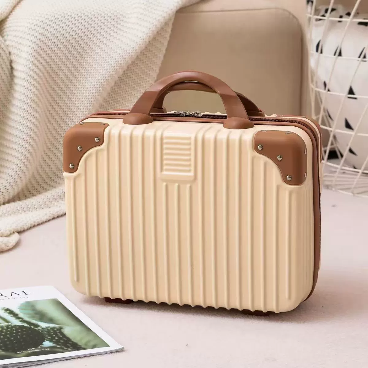 Handheld cosmetic storage box 14-inch suitcase, partitioned interior and portable handle