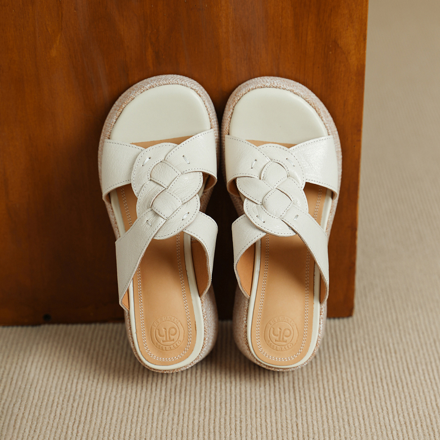 Sandal nữ da cừu gót xuồng hở mũi phong cách vintage — màu trắng ngà