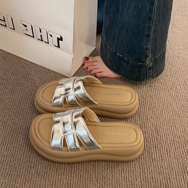 French-Style Thick-Soled Silver Sandals for Women, Summer 2025 New Model, Suitable for Pairing with Skirts, Casual Slip-On Beach Slides