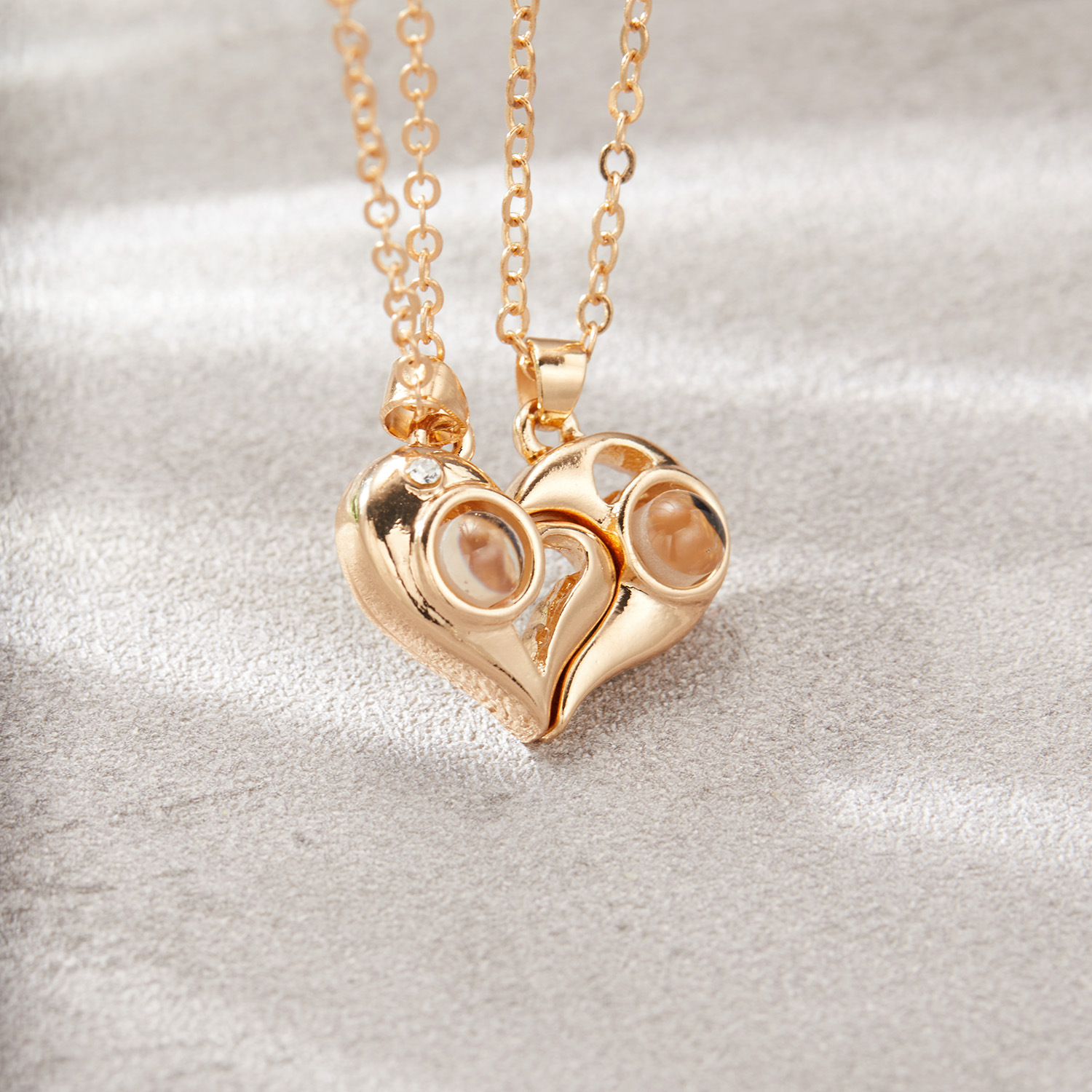 Heart Shaped Magnetic Projection Splicing Necklace 2-Piece Set