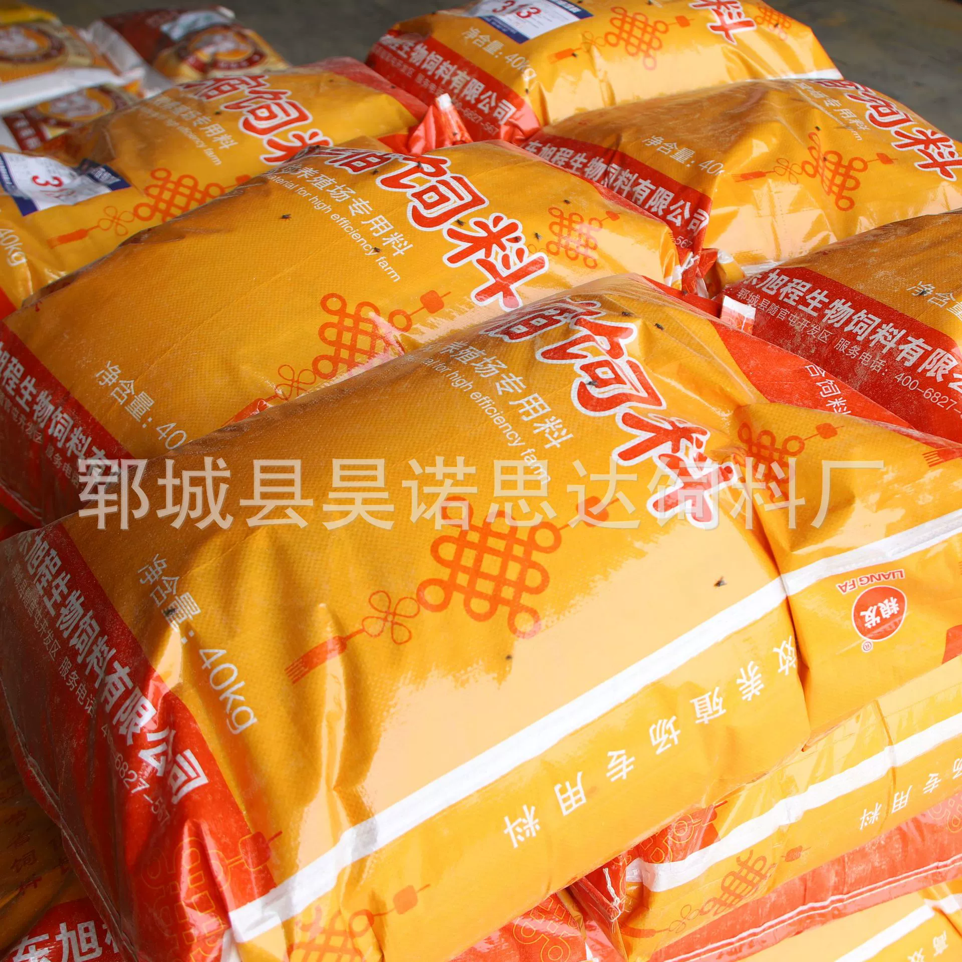 Кормовые производители выпускают концентрированные гранулированные корма для свиней в мешках для откорма средних и крупных пород, концентрированный корм доступен на складе для немедленной отгрузки.