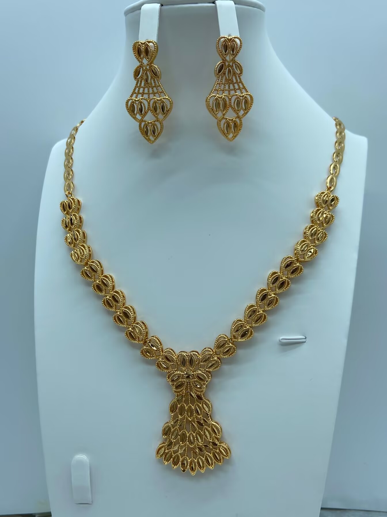 Transfronterizos de moda retro de Oriente Medio conjunto de joyería collar pendientes de boda banquete de bronce de lujo joyería dorada mujer