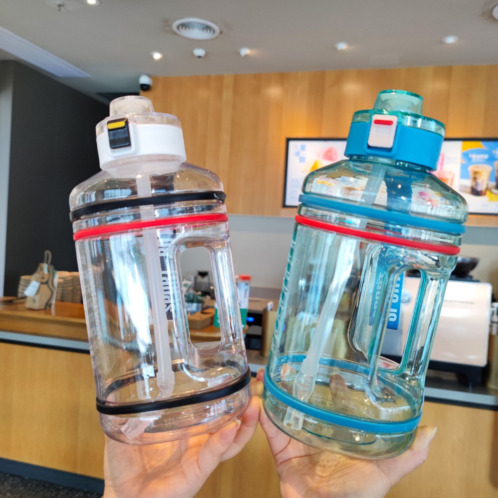 Verano nuevo hervidor de fitness deportivo de gran capacidad con tapa elástica de una tecla taza de paja simple botella de agua al aire libre 1600ml