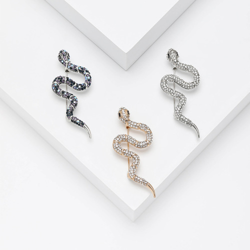 Korean version creative rhinestone snake brooch ins trendy fashion simple clothing accessories personalized alloy animal pin wholesale
